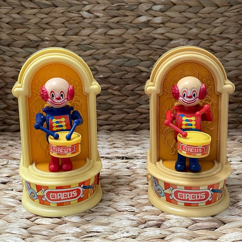 Vintage Plastic Wind-Up Toy Drumming Clown Bank with‎ slot **DOES NOT WIND UP*